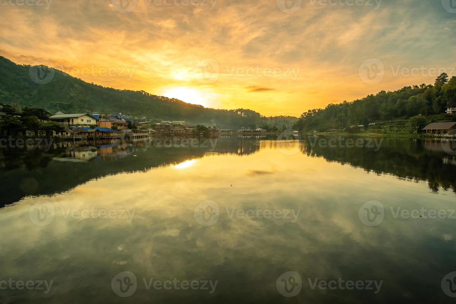 bella vista sul lago all'alba del mattino, villaggio di ban rak thai, punto di riferimento e popolare per le attrazioni turistiche, provincia di mae hong son, thailandia. concetto di viaggio foto