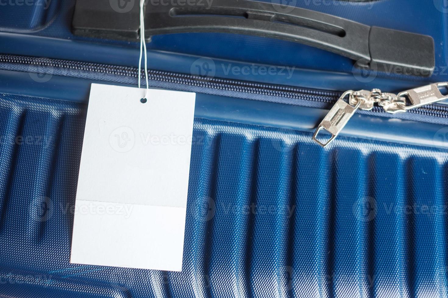 bagaglio o valigia durante il check-in. tempo di viaggio, servizio, viaggio, viaggio, vacanze estive, assicurazione e concetti di vacanza foto