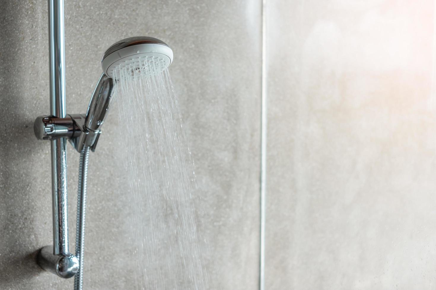 soffione doccia con sfondo a parete in bagno moderno foto