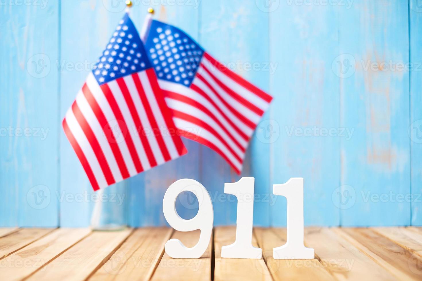 911 testo e bandiera degli stati uniti d'america sul fondo della tavola di legno. giorno del patriota, settembre, memoriale e concetto di non dimenticare mai foto