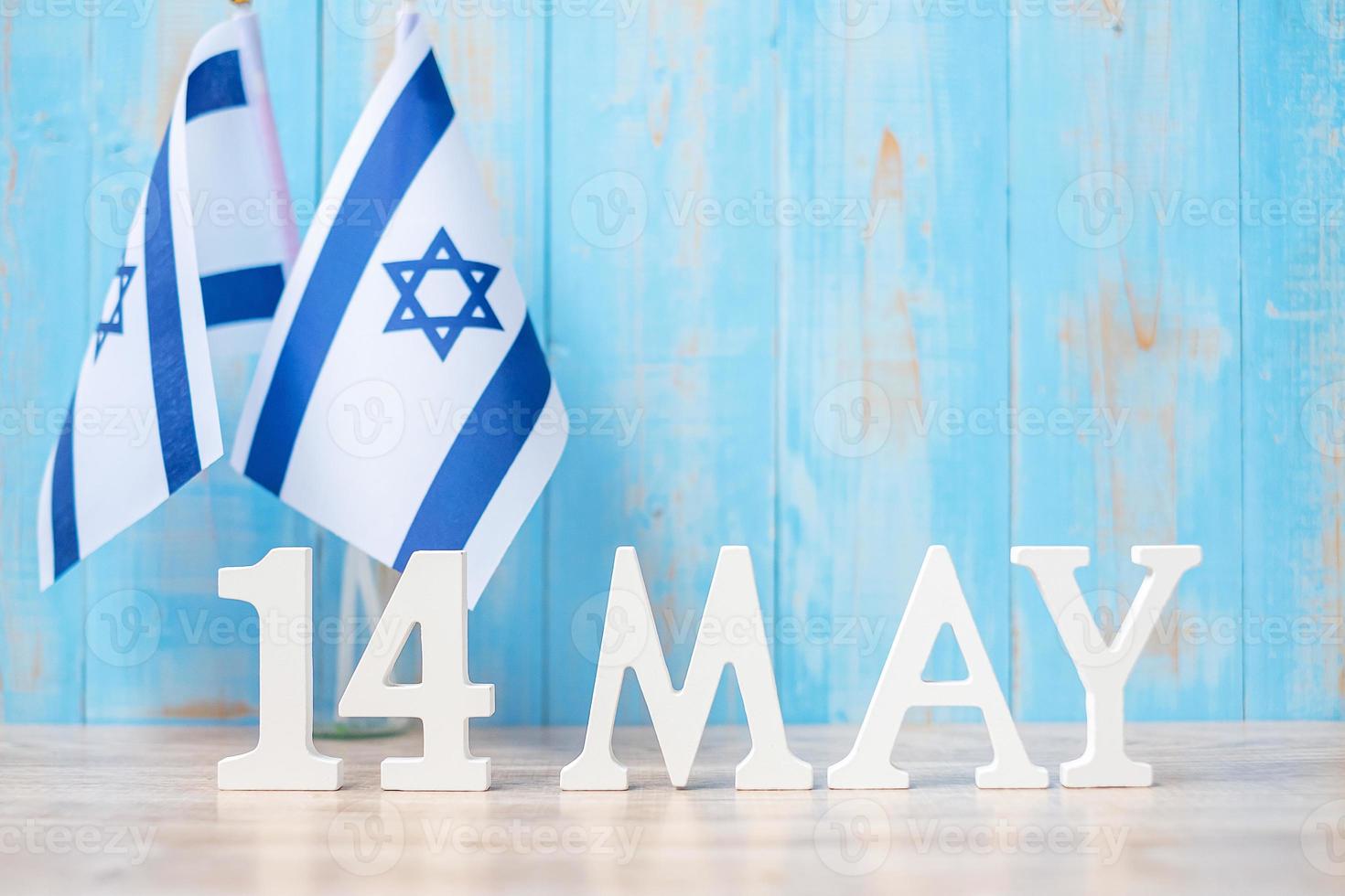 testo in legno del 14 maggio con bandiere israeliane. giorno dell'indipendenza di israele e concetti di celebrazione felice foto