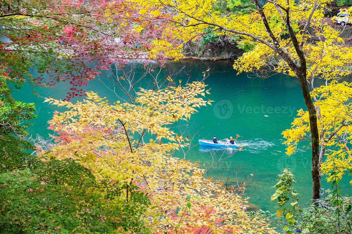 foglie colorate montagne e fiume katsura ad arashiyama, punto di riferimento del paesaggio e popolare per le attrazioni turistiche a kyoto, in giappone. autunno autunno stagione, vacanze, vacanze e concetto di visite turistiche foto