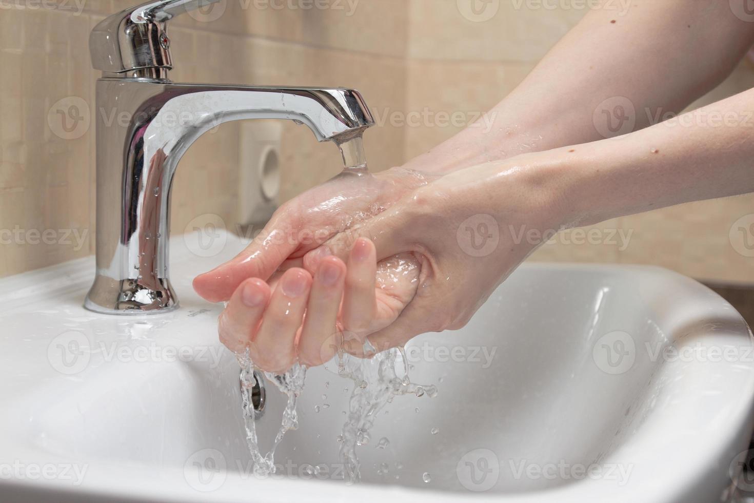 igiene. lavarsi le mani. lavarsi le mani con acqua pulita. mano di donna. proteggiti dalla pandemia del coronavirus covid-19. foto ravvicinata