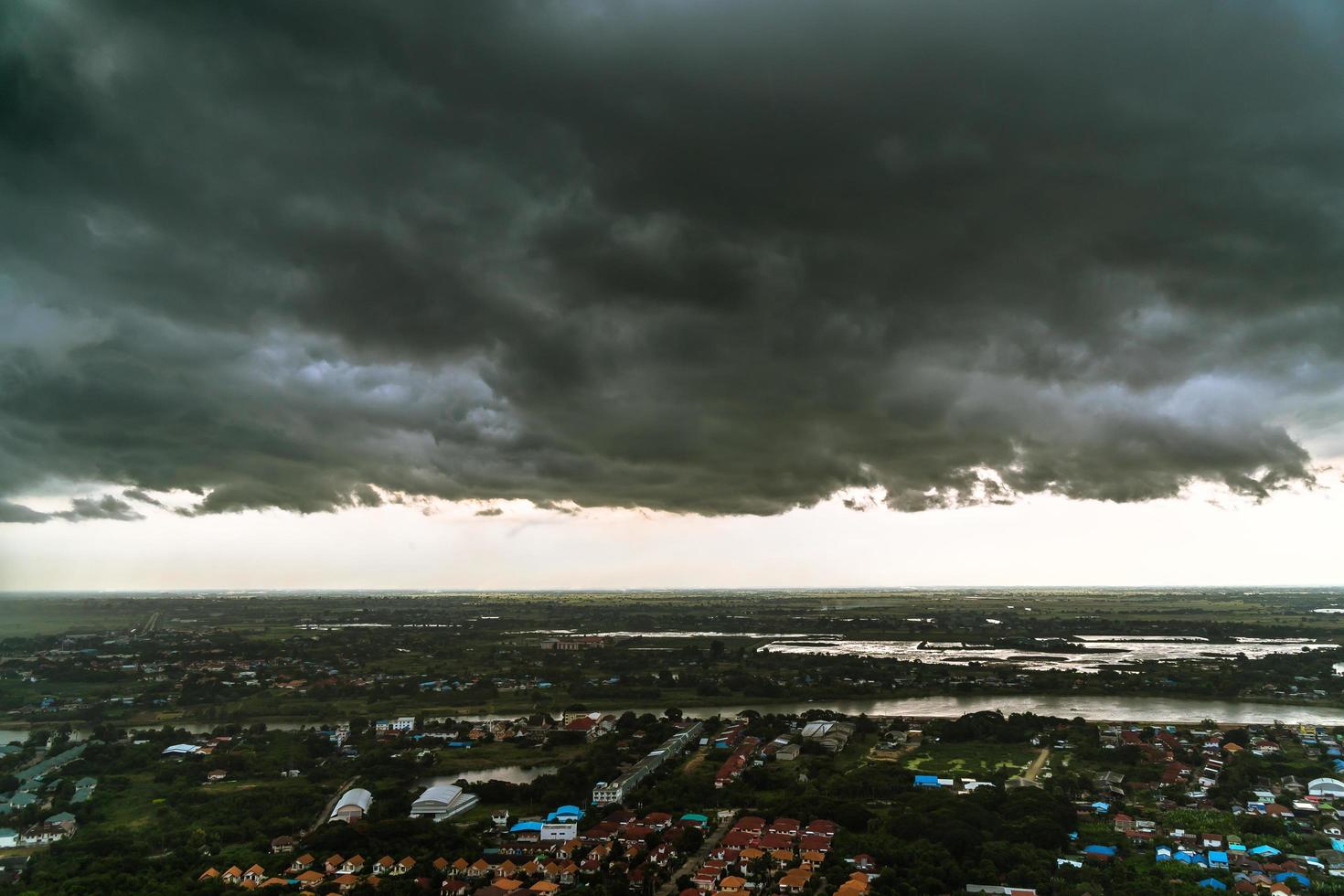 l'atmosfera prima della tempesta e della pioggia con una grande nuvola nera nella contea della Thailandia. foto