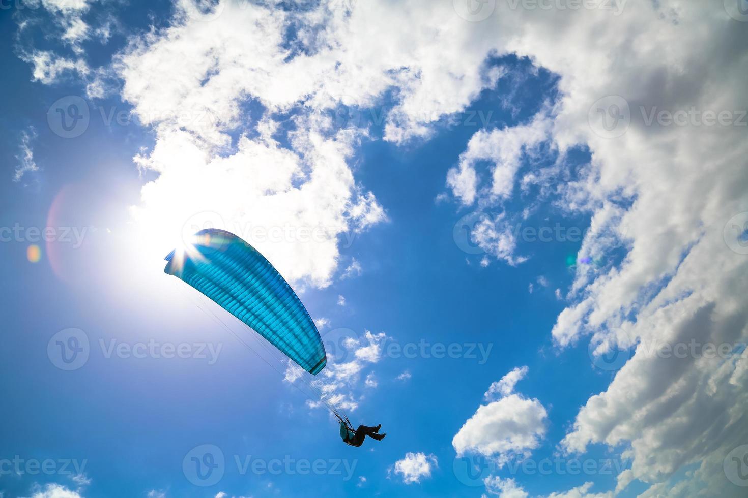 il parapendio si libra in un cielo blu soleggiato foto