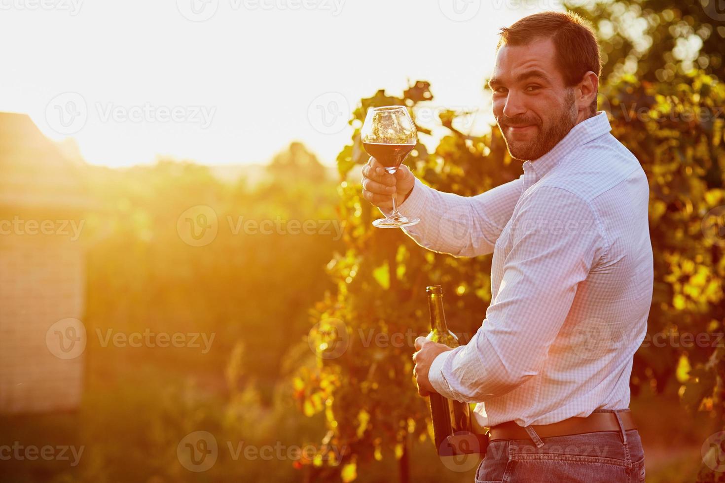 uomo con un bicchiere di vino rosso foto