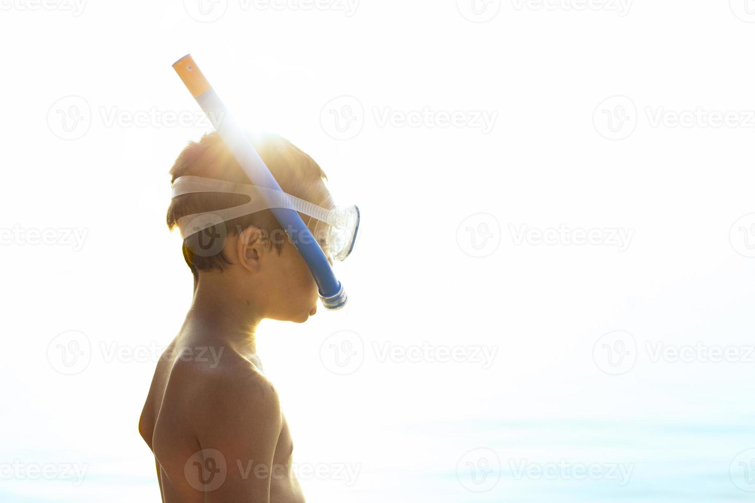 ragazzino si prepara a fare snorkeling. foto