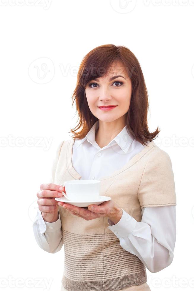 la donna gode della sua tazza di tè su fondo bianco foto