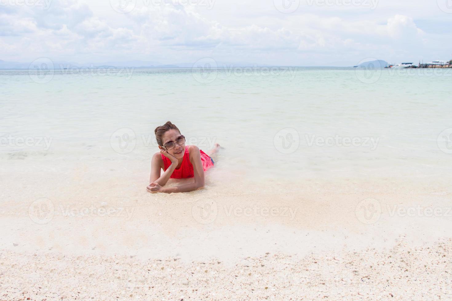bella ragazza con viaggi e vacanze sulla spiaggia godendo foto