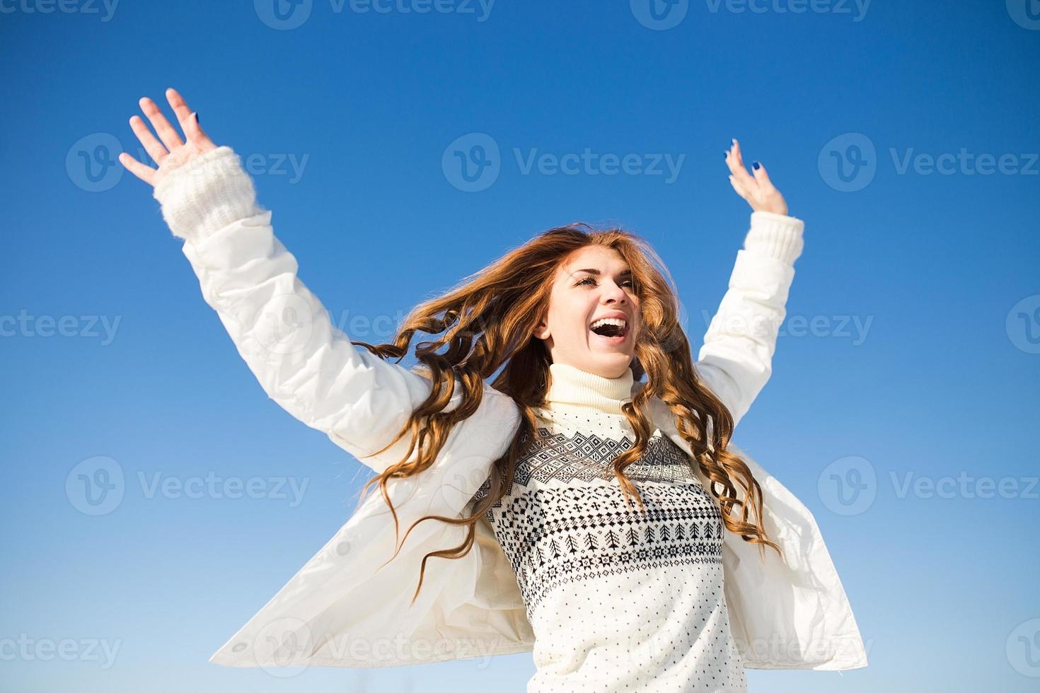 felice giovane donna divertirsi e godersi la neve fresca foto