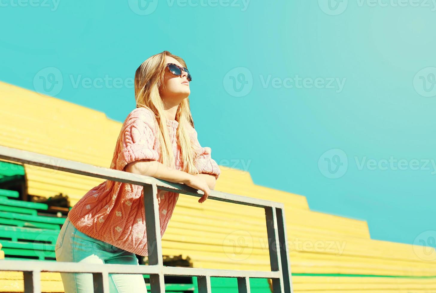 donna bella moda godendo la giornata di sole nel cielo blu foto