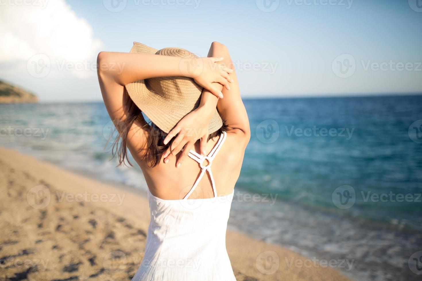 donna moda estate godendo l'estate e il sole, camminando sulla spiaggia foto