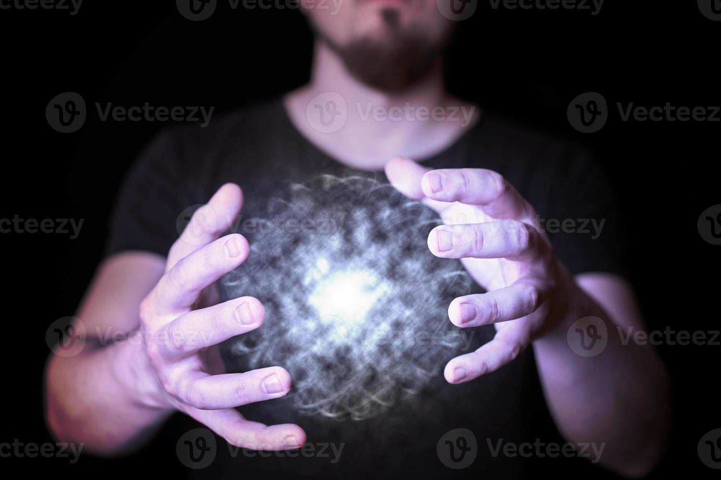palla magica nella mano del mago barbuto foto