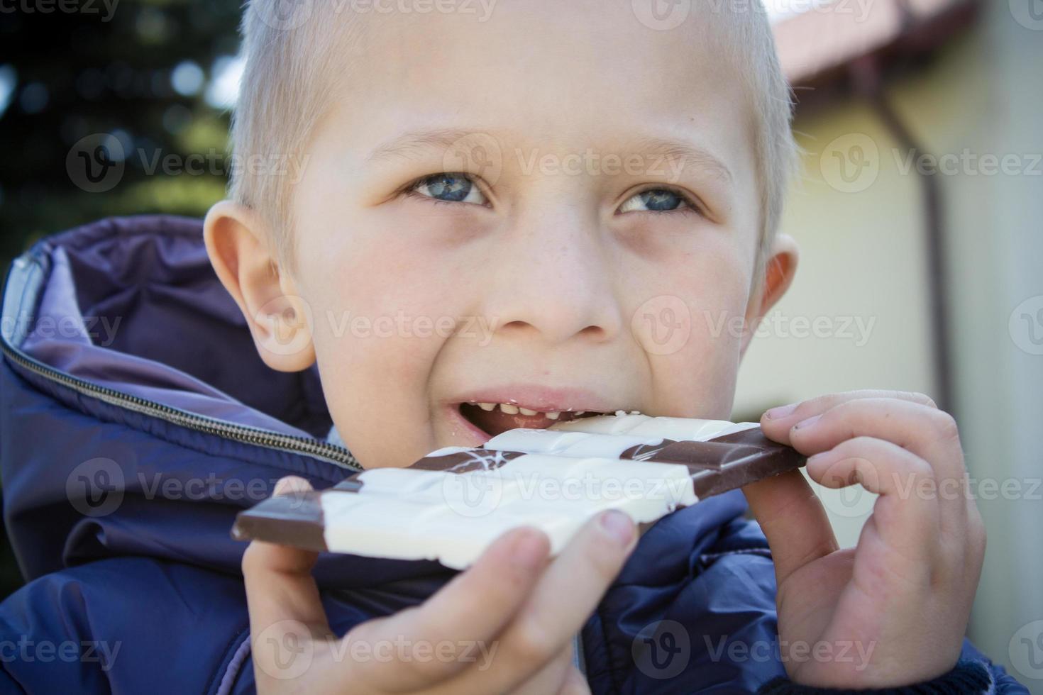 ragazzo che mangia cioccolato foto
