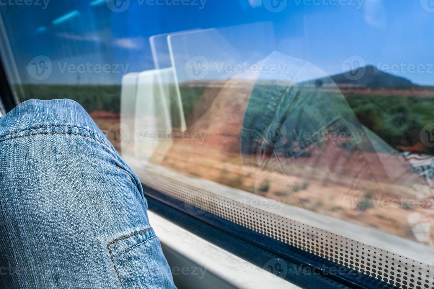 godendo della vista della natura spagnola dal treno ad alta velocità foto