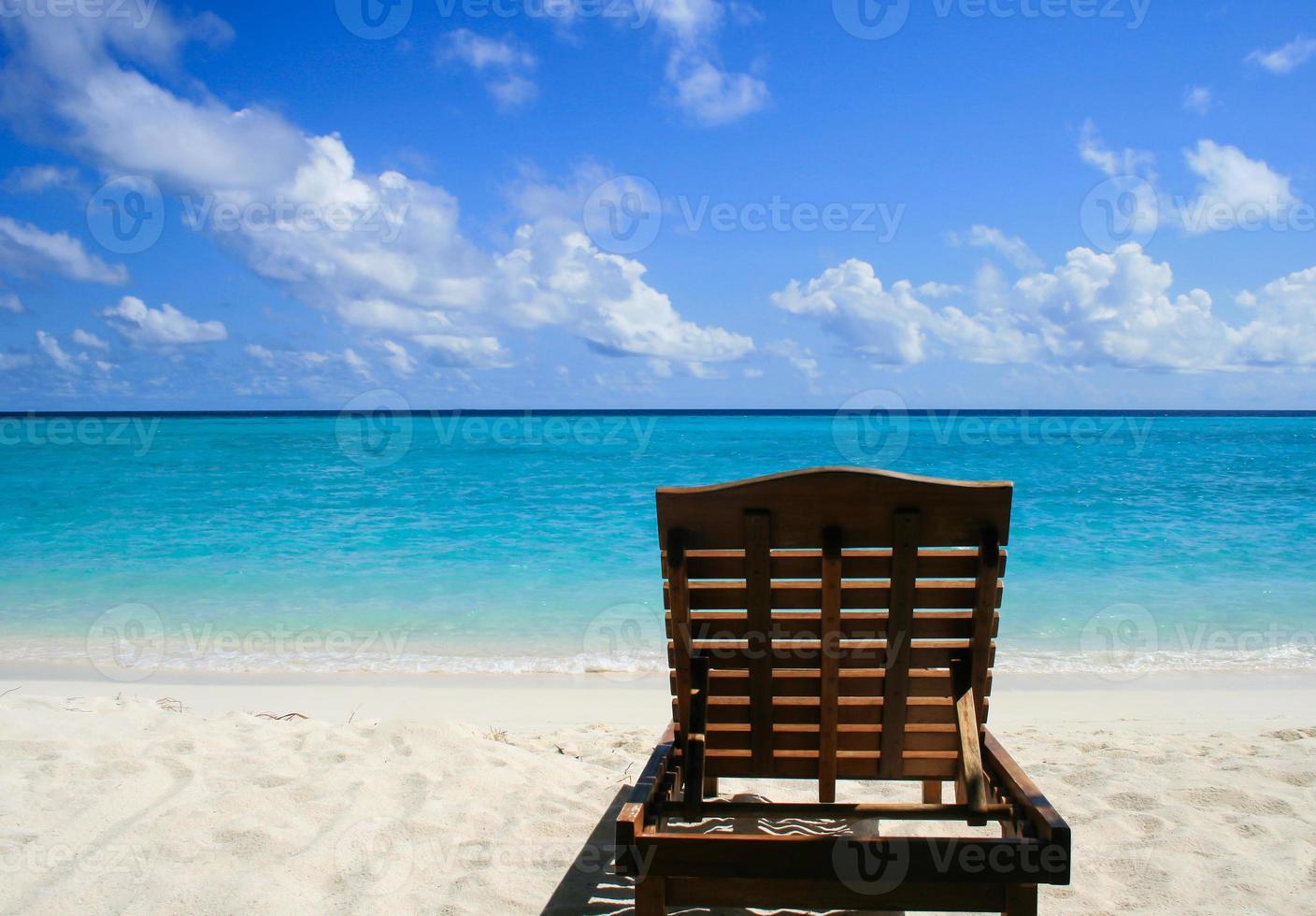 chaise longue sulla spiaggia foto