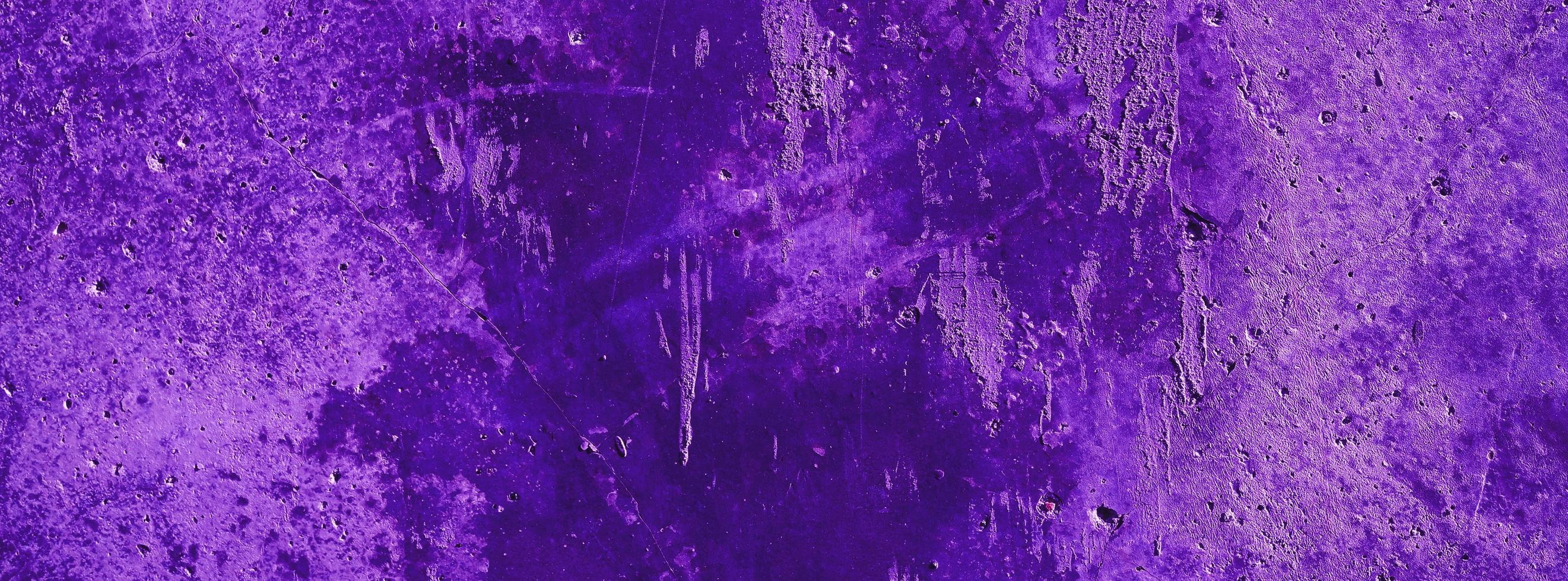 parete viola sfondo muro di cemento intonacato viola graffi background.grunge texture. foto