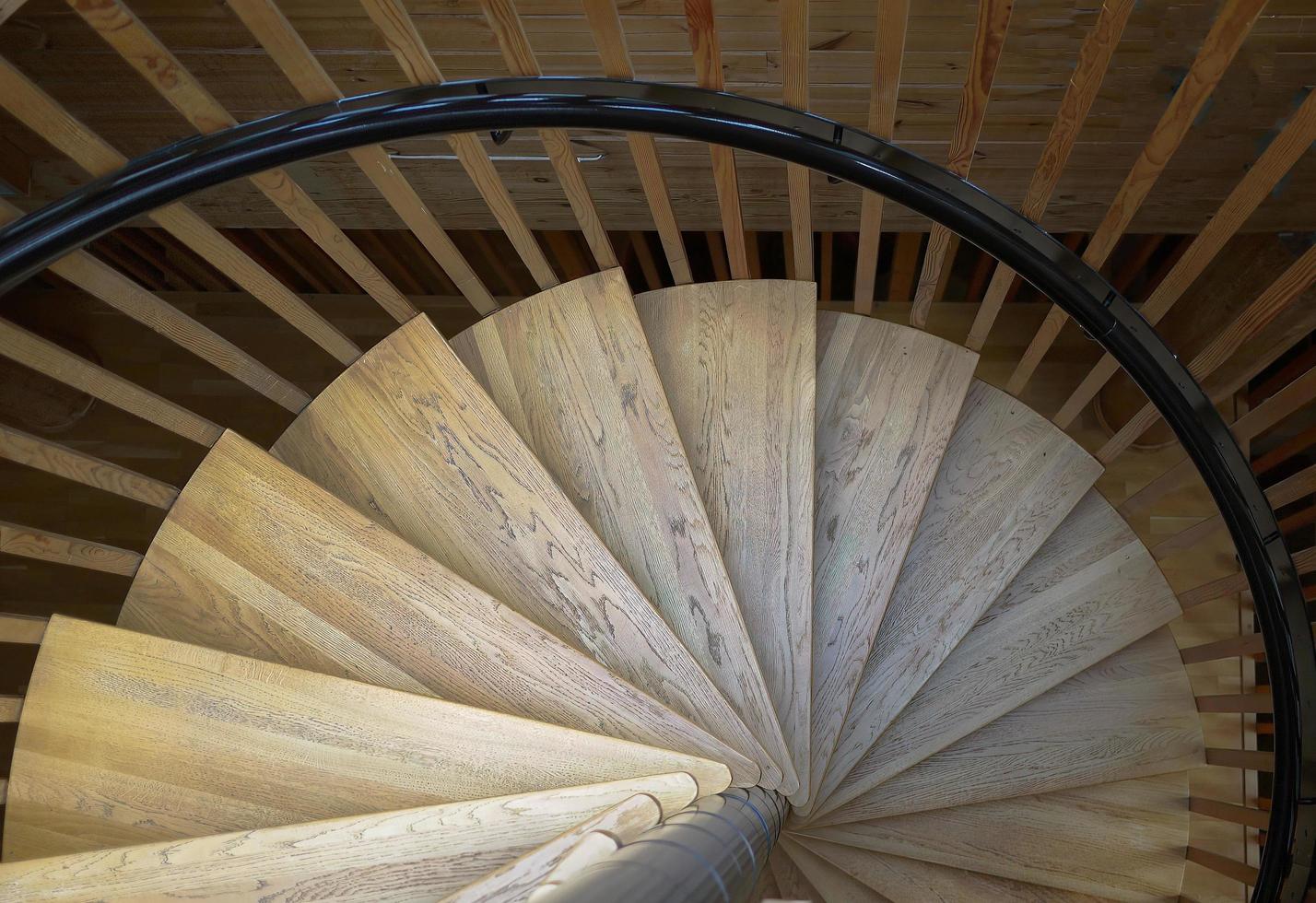 vista dall'alto della scala a chiocciola in legno forma geometrica design scandinavo foto