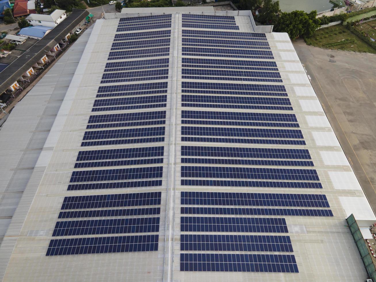 immagine aerea drone di pannelli solari installati sul tetto di un grande edificio industriale o di un magazzino. edifici industriali.le energie rinnovabili fonti sostenibili energia verde fotovoltaico. foto