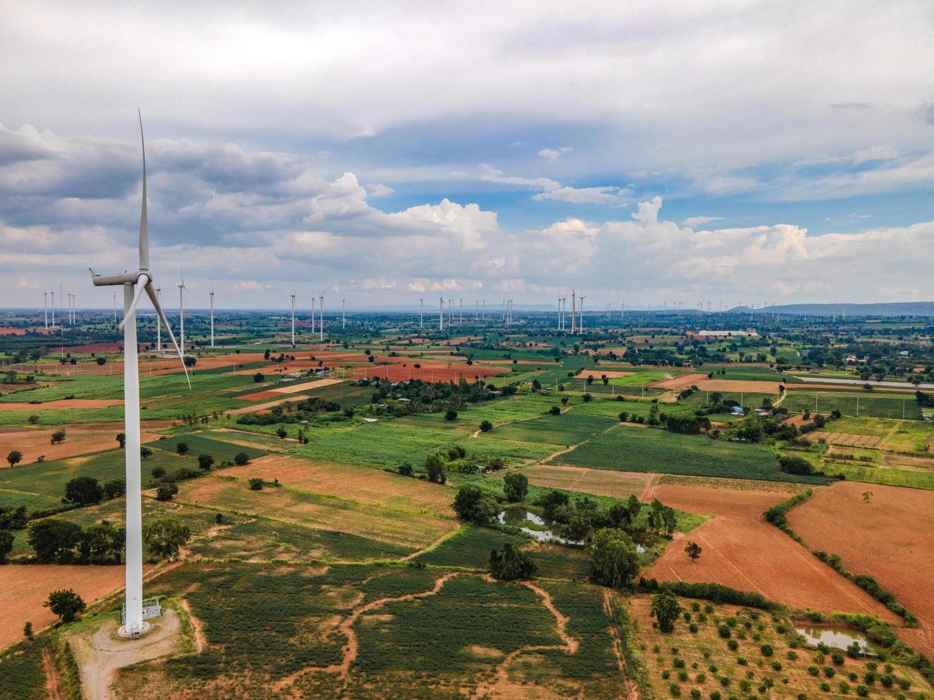 vista panoramica del parco eolico o del parco eolico, nel campo del prato si trova una delle fonti di energia elettrica più pulite e rinnovabili. con turbine ad alto vento per la generazione di energia elettrica. concetto di energia verde. foto