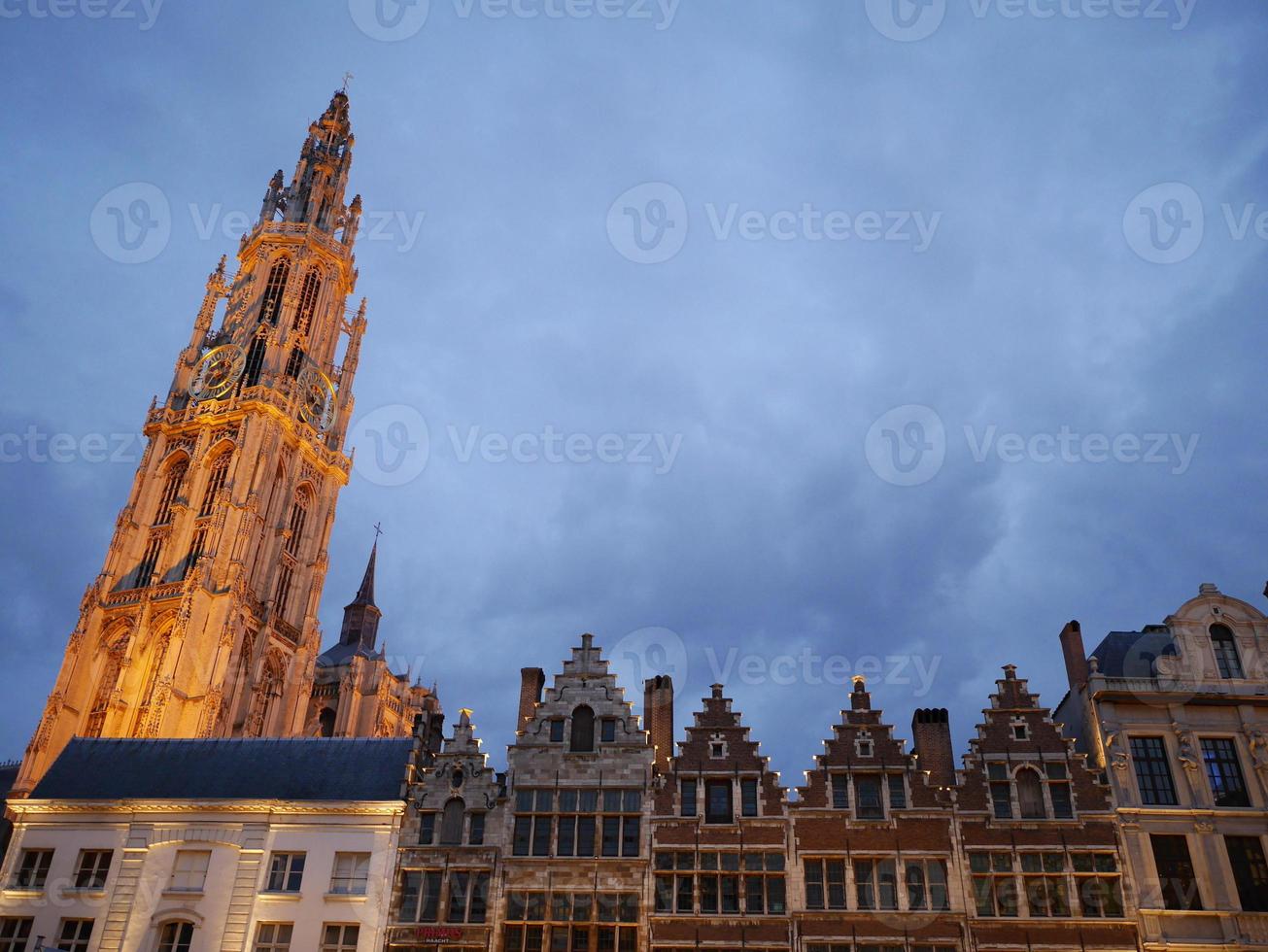 Anversa in Belgio di notte foto