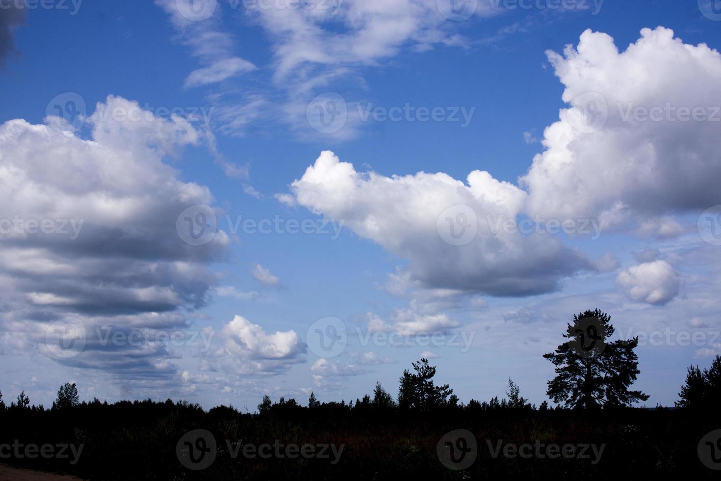 paesaggio con maestoso bellissimo drammatico cielo pre-minaccioso. cielo nuvoloso foto