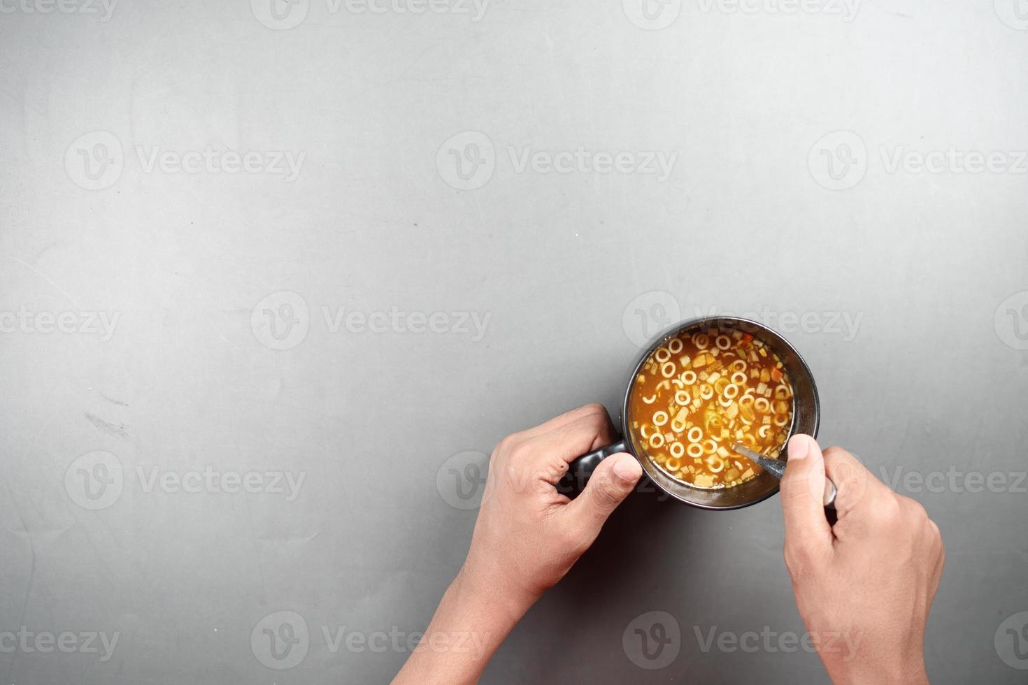 zuppa di tazza istantanea in una tazza sul tavolo foto