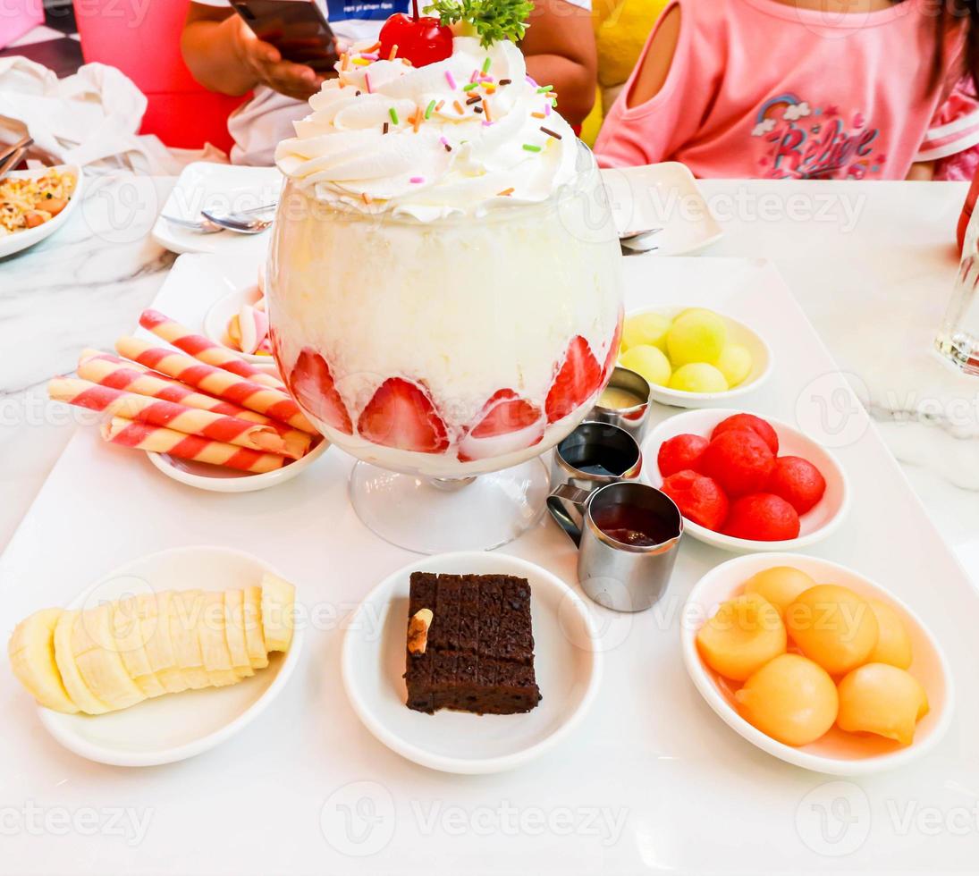 grande dessert di bingsu, bingsu di frutta e menu di snack ghiacciati serviti sul tavolo foto