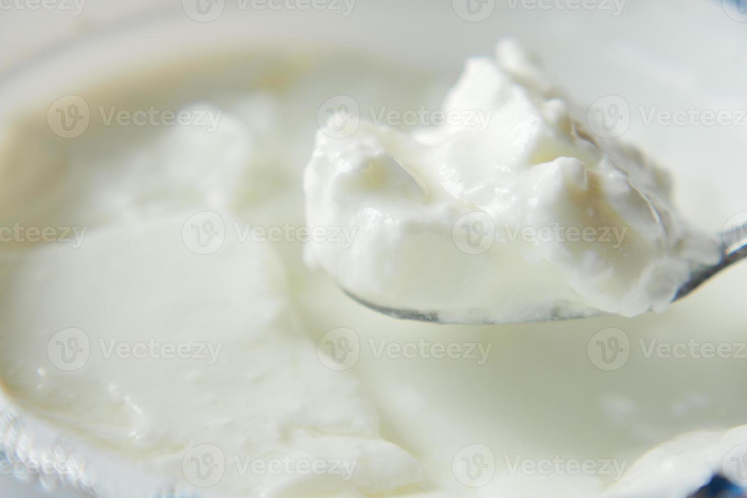 yogurt fresco in una ciotola sul tavolo foto