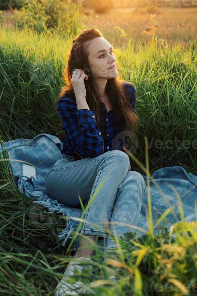 ritratto di una giovane e bella donna sul prato foto