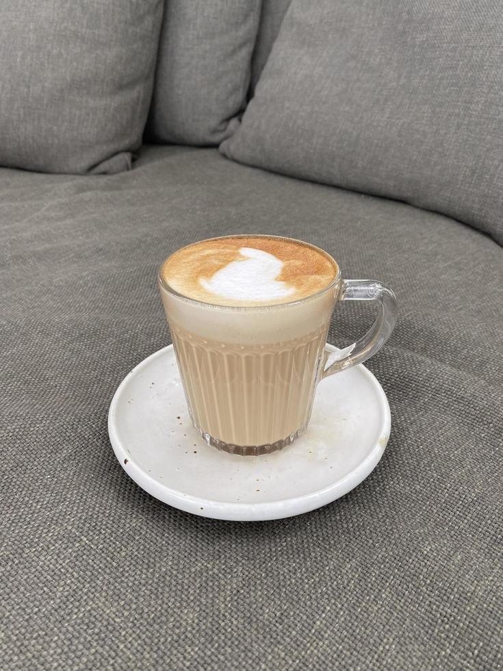 tazza di caffè calda sul tavolo foto