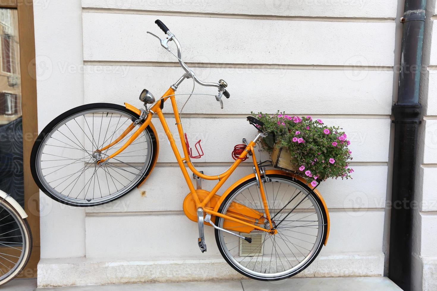 stand di biciclette per strada in una grande città foto