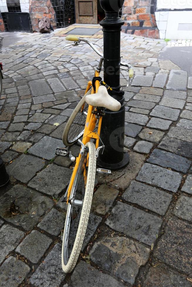 stand di biciclette per strada in una grande città foto