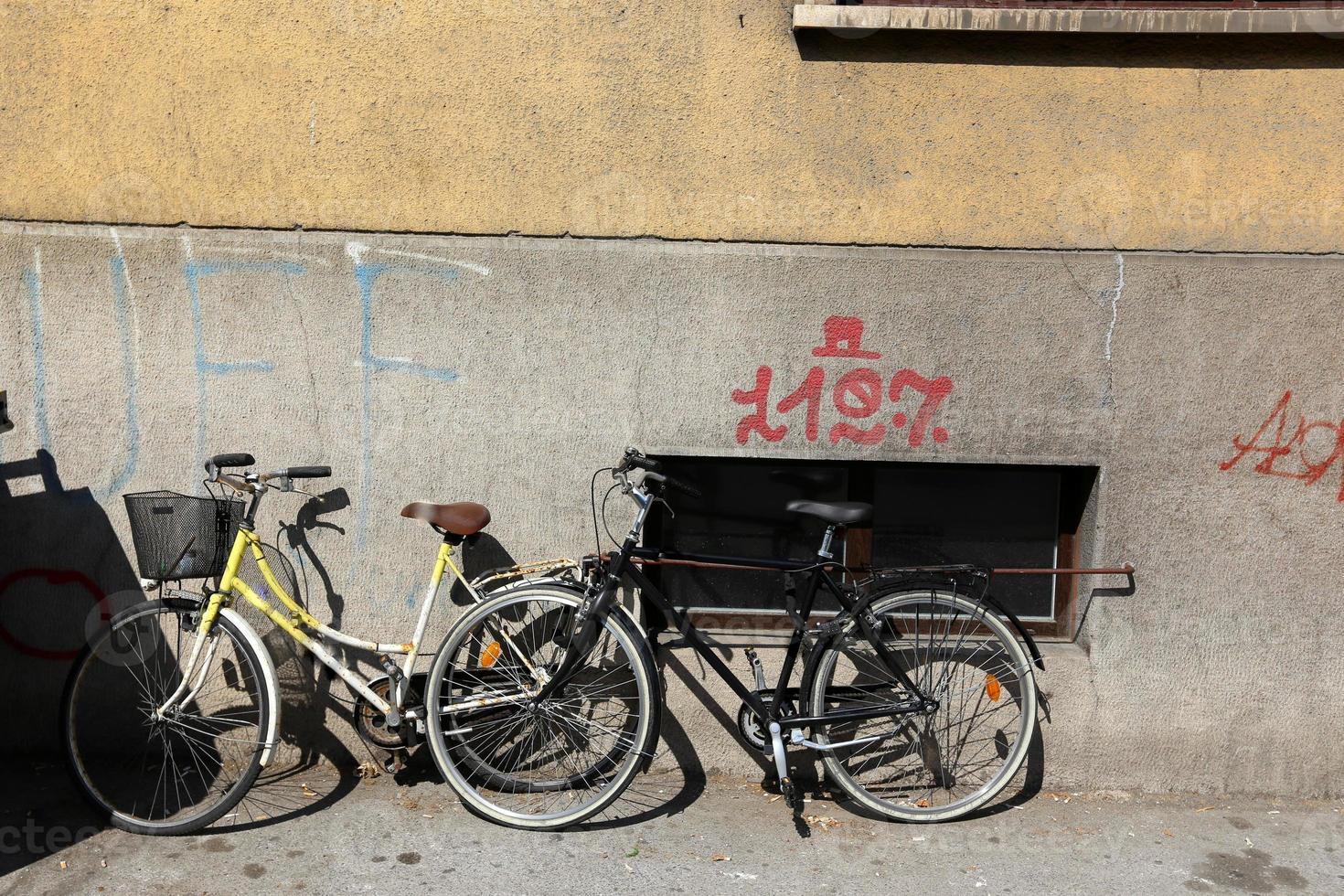 stand di biciclette per strada in una grande città foto