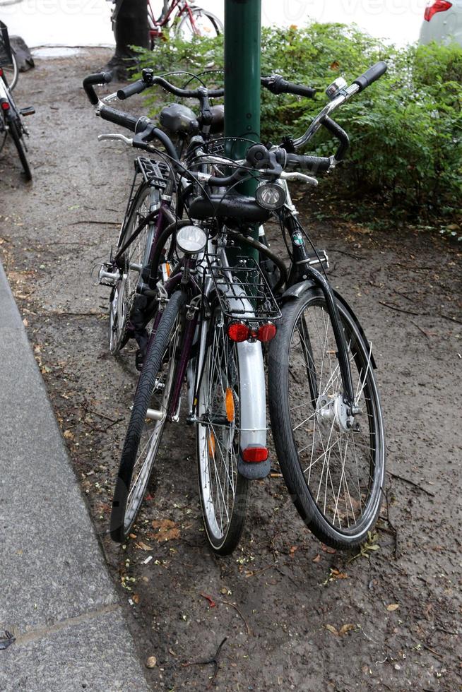 stand di biciclette per strada in una grande città foto