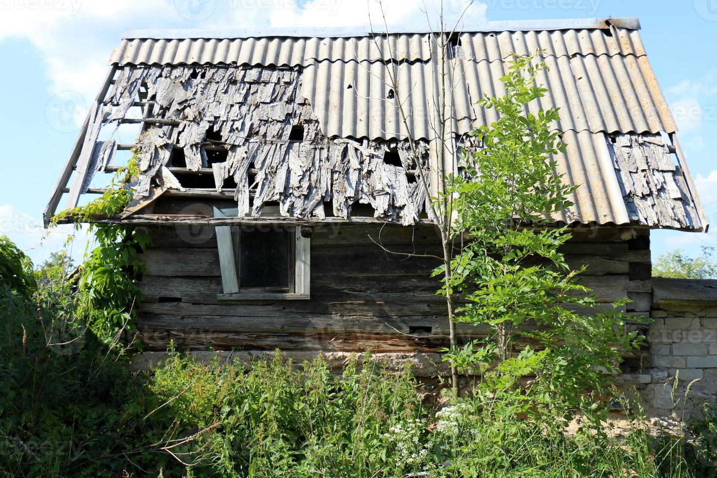 tetto su una vecchia casa di villaggio in bielorussia foto