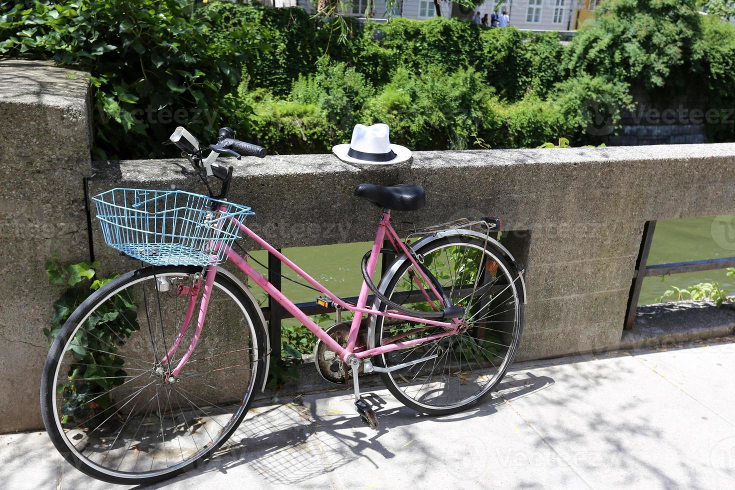 stand di biciclette per strada in una grande città foto