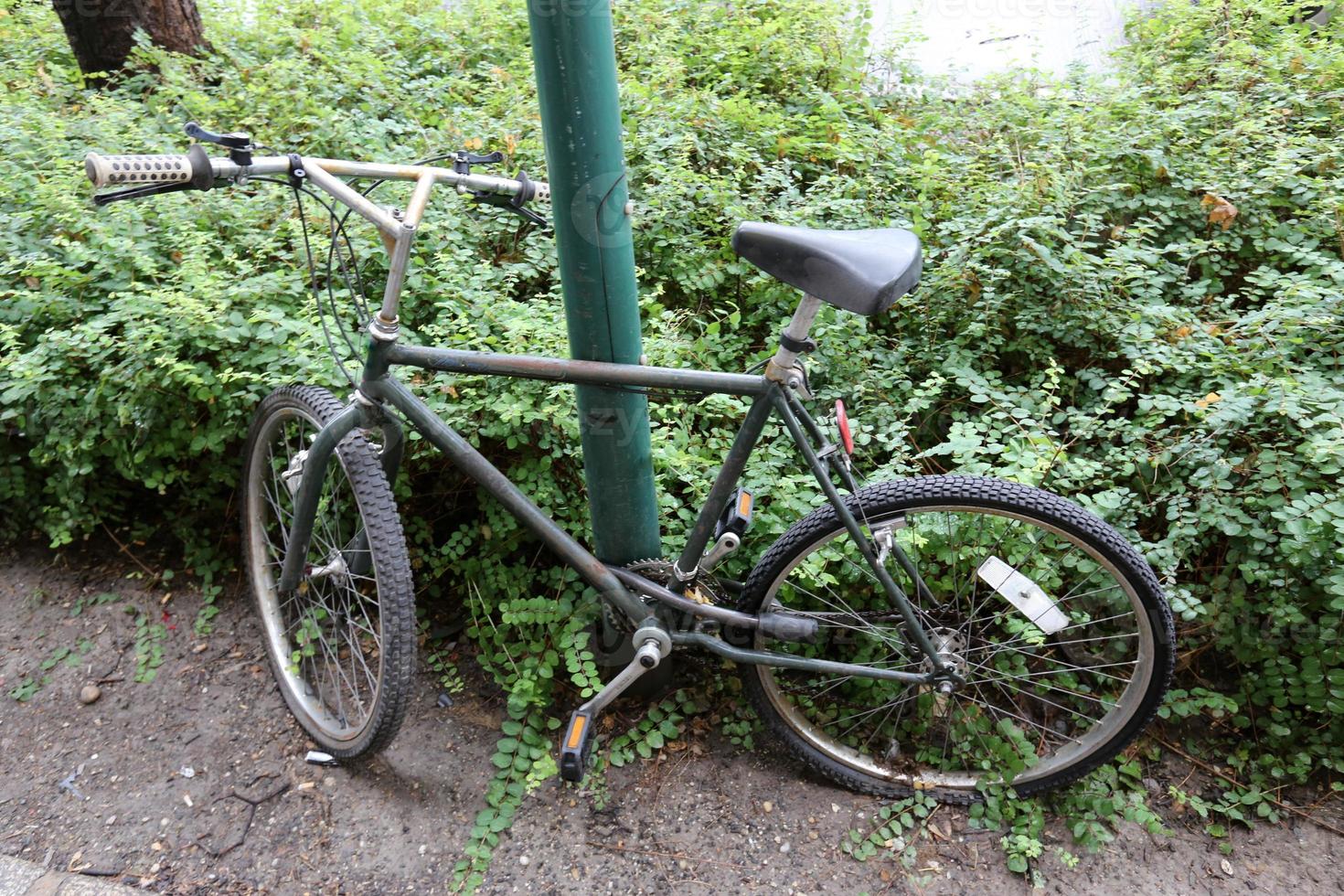 stand di biciclette per strada in una grande città foto