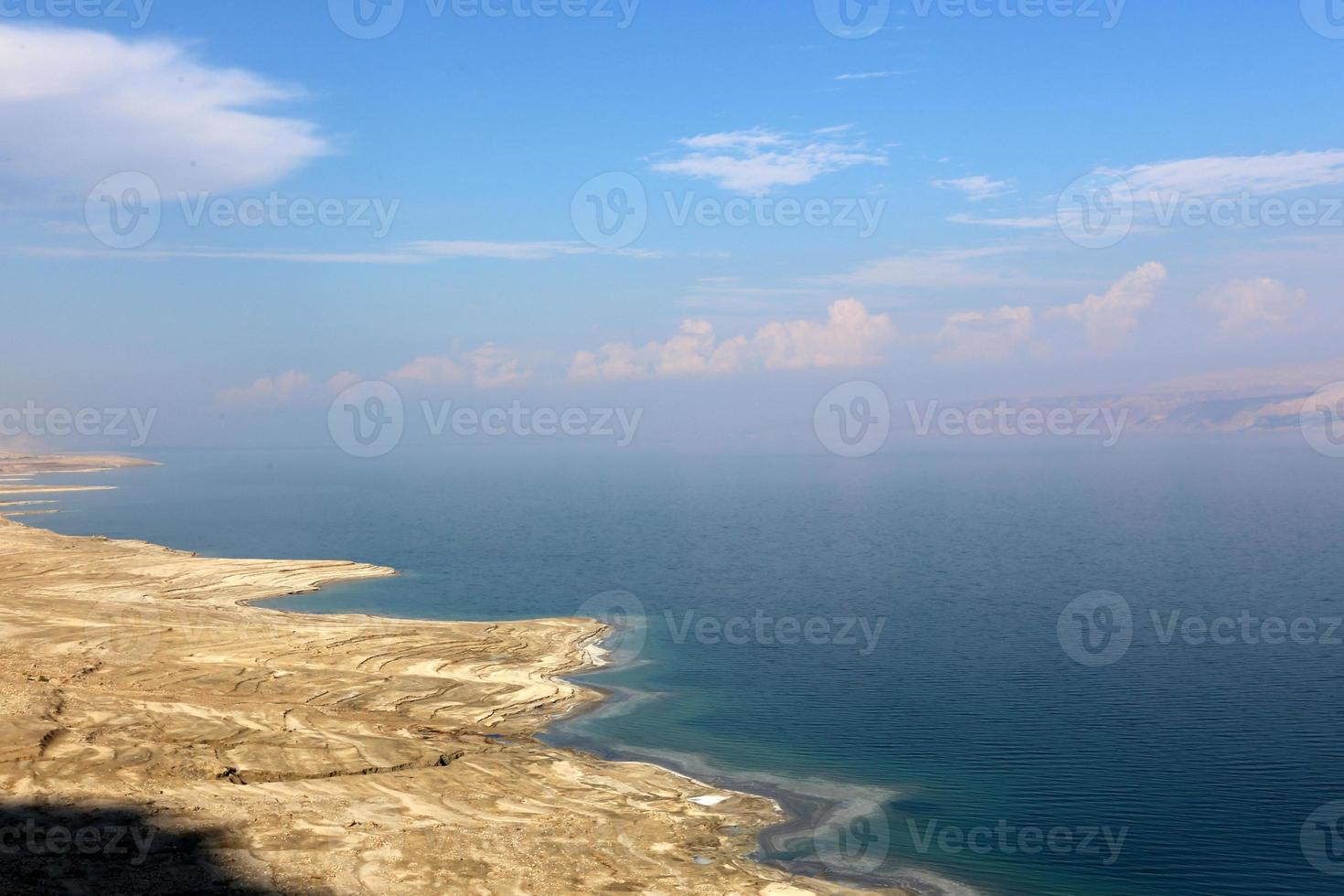 il Mar Morto è un lago salato tra Israele, Giordania e la riva occidentale del fiume Giordano. foto