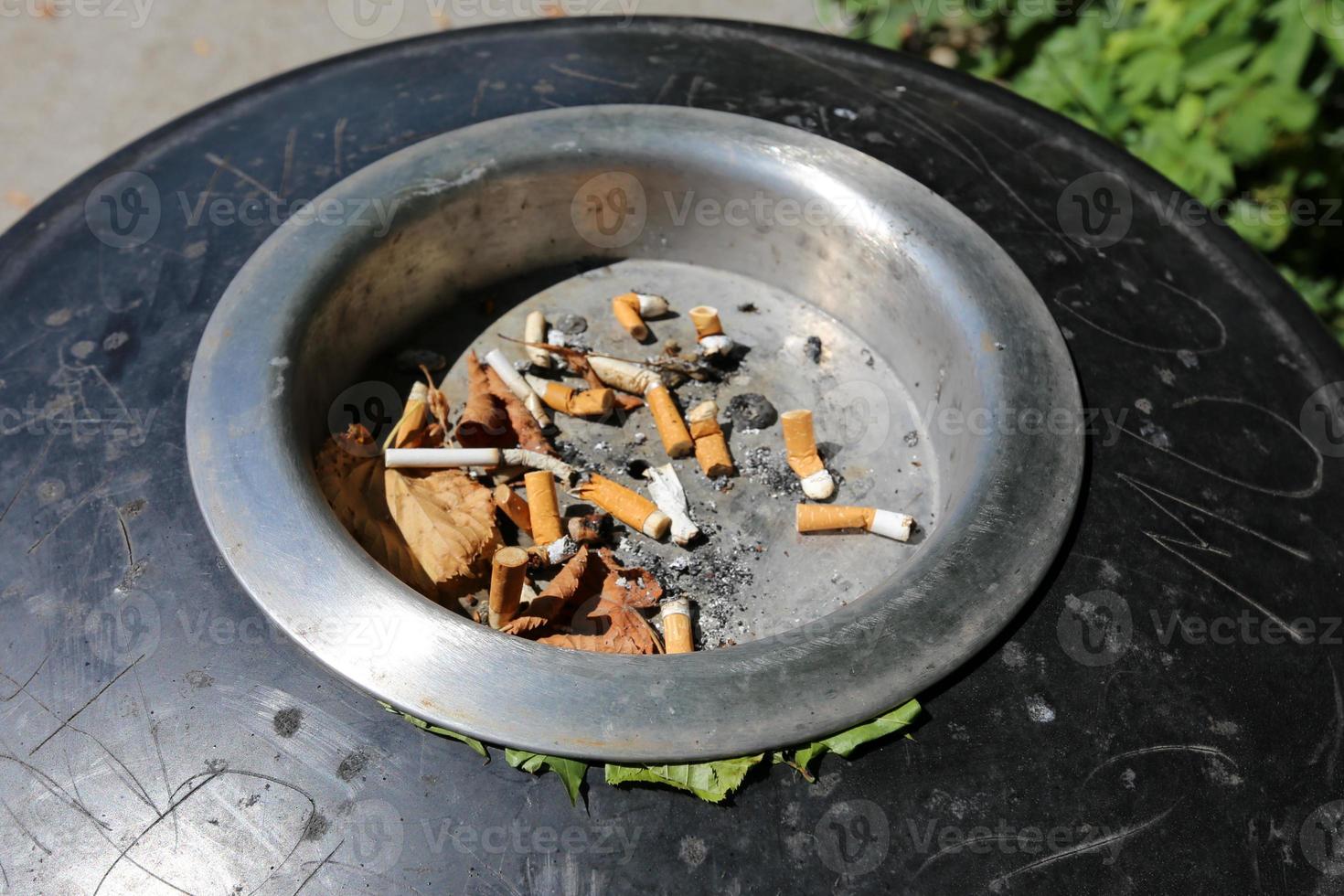 posacenere - un contenitore per cenere di tabacco, mozziconi di sigaretta, sigari. foto