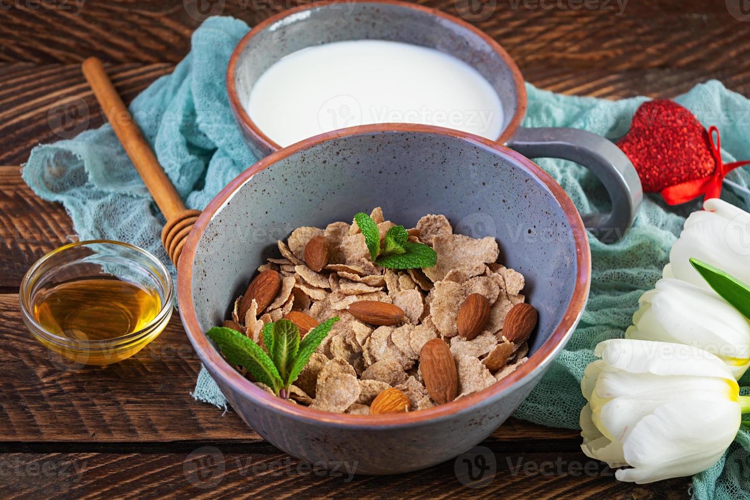 fiocchi di farro con latte a colazione. colazione leggera a san valentino con tulipani e cuore foto