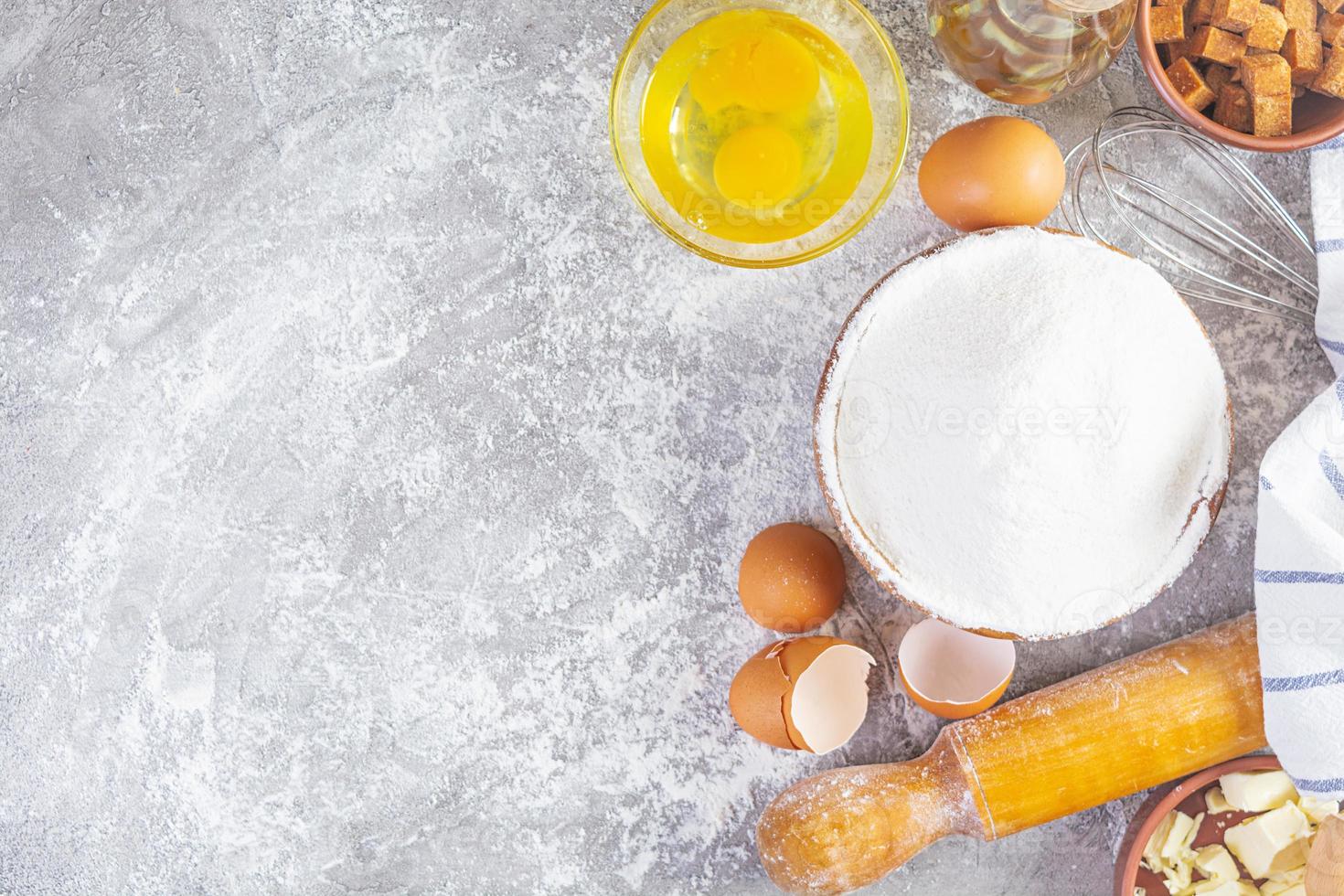 farina e ingredienti per fare l'impasto. ingredienti per cuocere pizza, pane, prodotti da forno foto