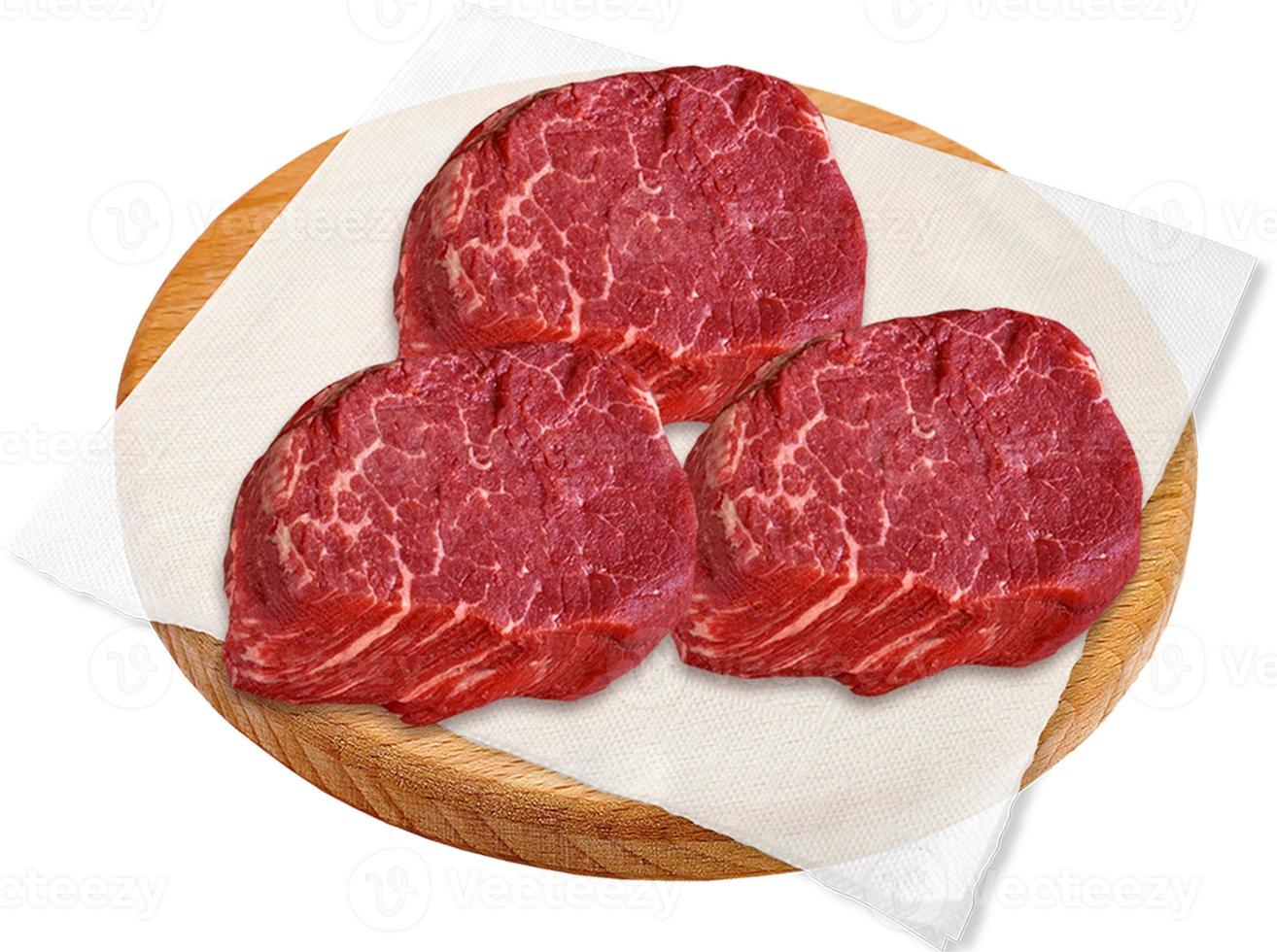 carne cruda di manzo, australia, filetto, taglio, tavola di legno isolata su sfondo bianco foto