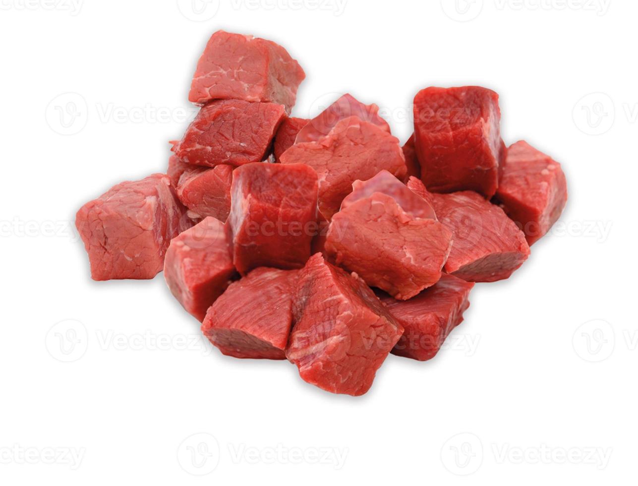 carne di manzo cruda tagliata a dadini premium, taglio a cubetti isolato su sfondo bianco foto