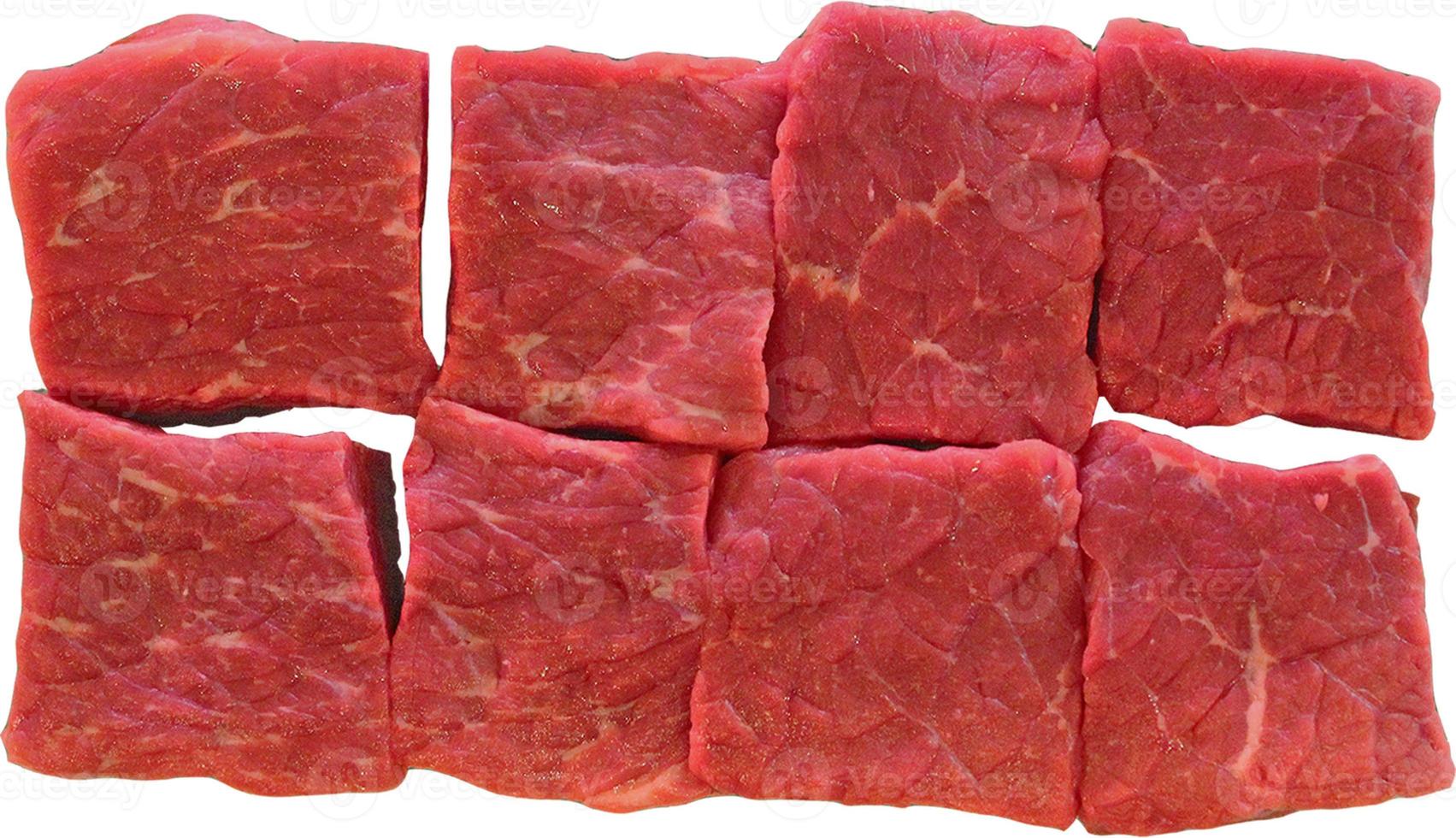carne di manzo cruda tagliata a dadini isolati su sfondo bianco foto