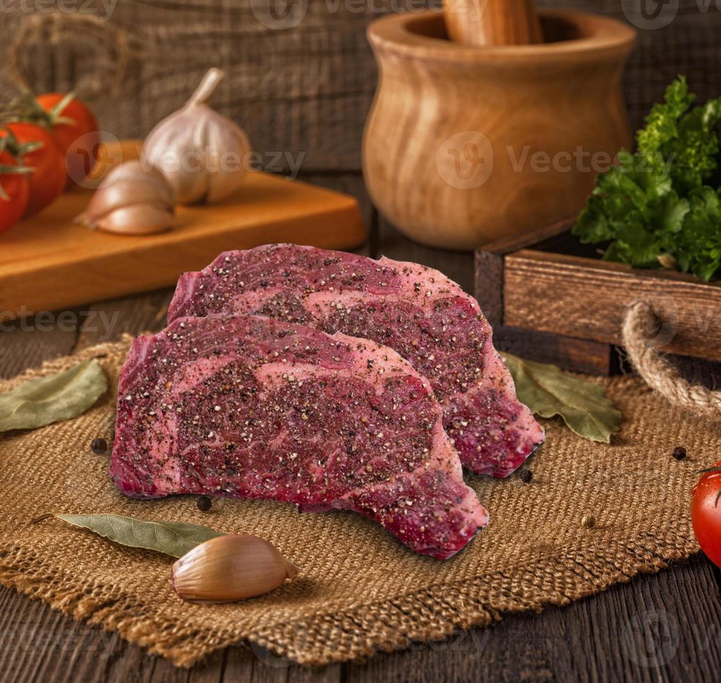carne cruda gf rib eye barbecue isolato su sfondo cucina foto