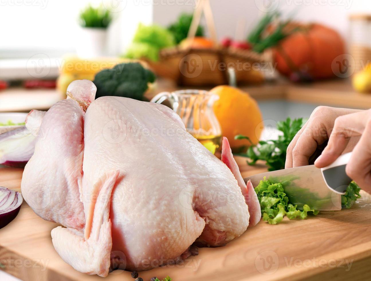 cruda intera cucina, verdura fresca isolata sullo sfondo della cucina foto