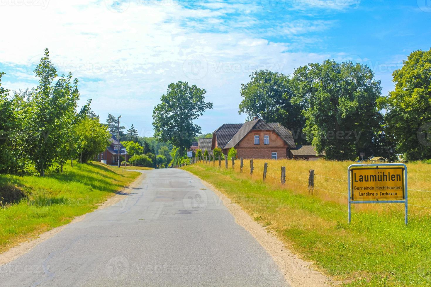 vista panoramica naturale con fattorie piante verdi alberi foresta germania. foto