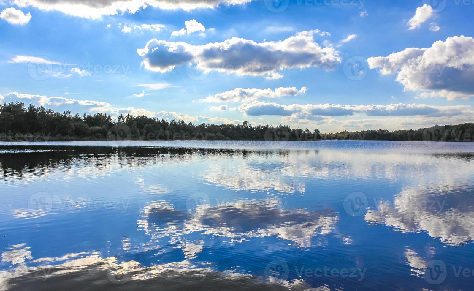 lo stoteler della Germania settentrionale vede l'acqua blu del lago con il riflesso delle nuvole foto
