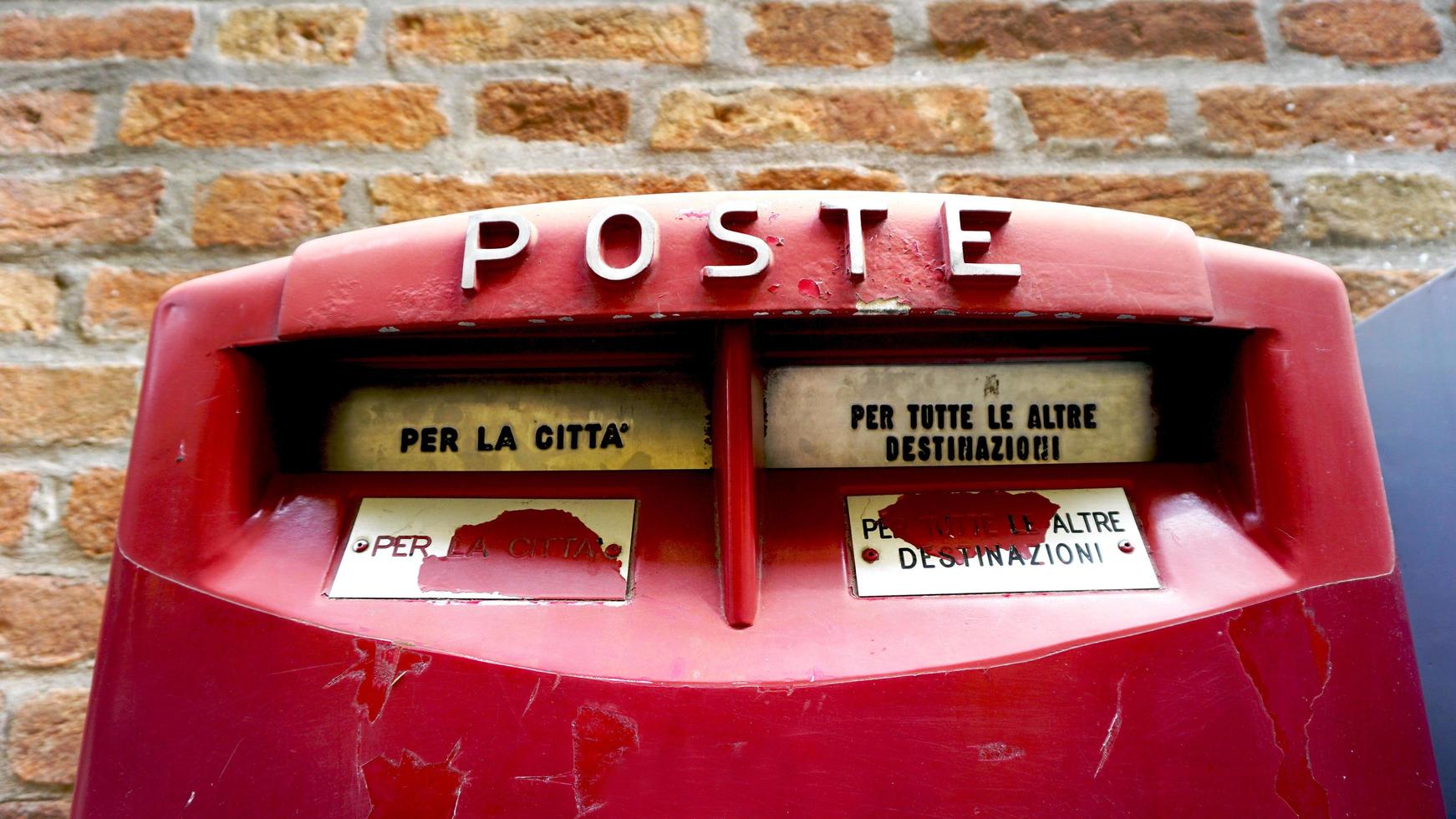 primo piano casella postale rossa pubblica foto